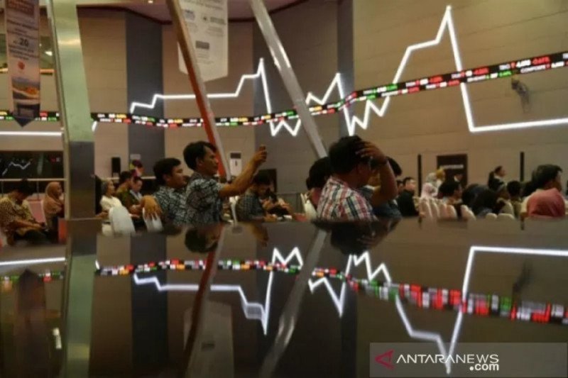 Several traders conduct stock trading at IDX